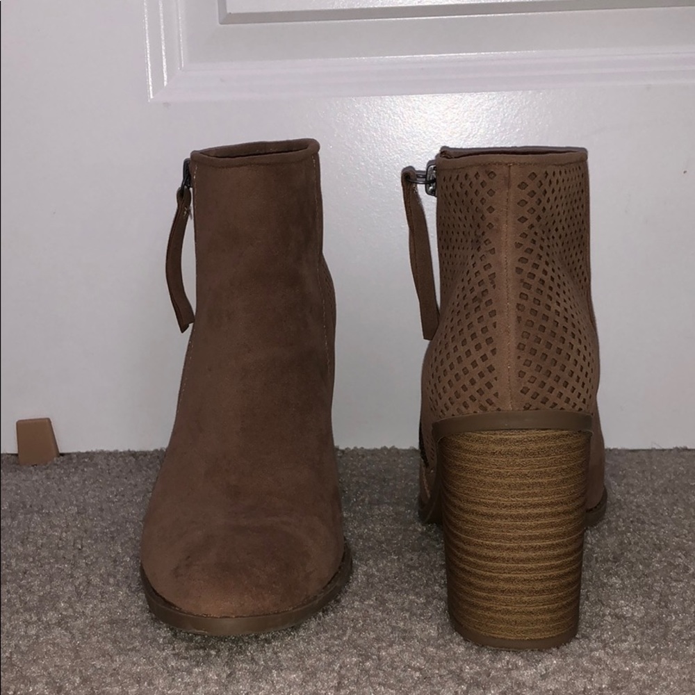 Universal Threads ankle booties